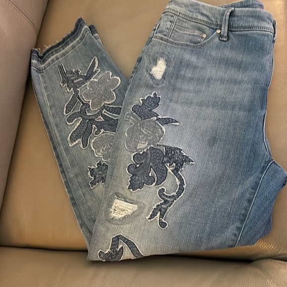 The so slimming girlfriend crop size 1  8/10 distressed  jeans, app flowers. - Picture 7 of 7